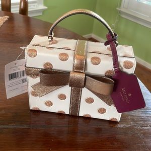 Kate Spade New York wrapping party gift box crossbody (parchment gold)